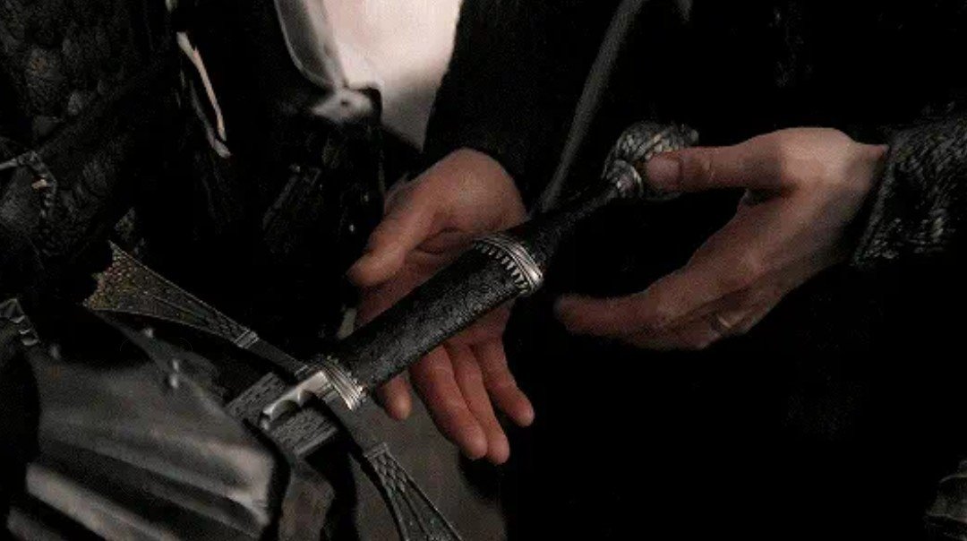 PortalASOIAF's tweet photo. "Trouxe para você. Sabe o que é?" - Daemon.
"Aço valiriano, como a Dark sister" - Rhaenyra. (1ª temporada)

Anos mais tarde, naquela mesma sala, ele não entregaria a Rhaenyra um colar de aço valiriano, mas a própria Dark sister. https://t.co/Ruty49Zpba