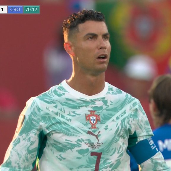 TouchlineX's tweet photo. 📸 - DRAKE IS EXTREMELY IMPRESSED BY CRISTIANO RONALDO, HE CAN'T KEEP HIS EYES OFF HIM! https://t.co/DxyanUGftI