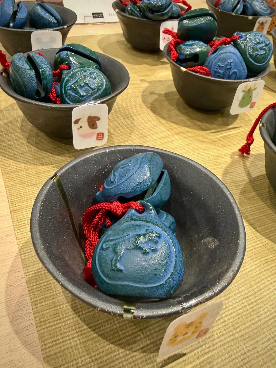 iwachu_staff's tweet photo. 熊出没のニュースが後を断ちません。

当店では南部鉄器の「熊よけ鈴」を干支別でご用意しています。

万が一に備える、お守りのように考えていただけましたら幸いです😌

#岩鋳 #iwachu 
#南部鉄器 #盛岡 
#熊よけ鈴 https://t.co/edmM1Cye9r