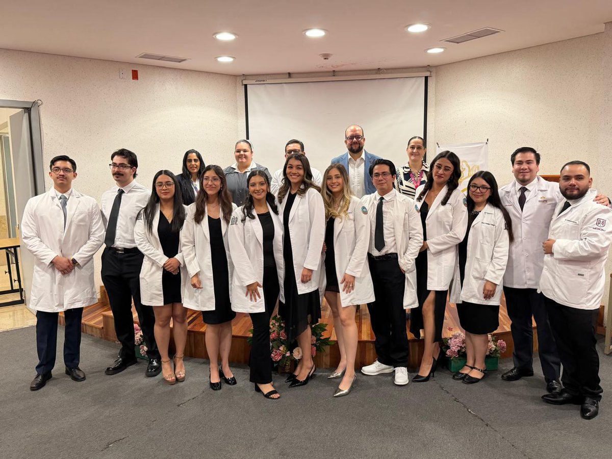 Issste_Zac's tweet photo. Concluyen con éxito su internado de pregrado de un año en el Hospital General. Destacamos con orgullo a los mejores promedios del ciclo académico:

- 1er:  Jimena Chacón Ontiveros
- 2do: Carol Julieta Beltrán
- 3er: Hannia Elisa Ayala Hernández y América Oliva Nava https://t.co/ldfZeIQprj