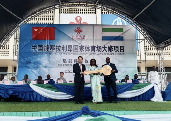 DGAfrica_MFA's tweet photo. Glad to know that partial spaces of the Sierra Leone National Stadium Rehabilitation Project were handed over. With new ball training courts, an athletes' accommodation and a swimming pool now ready for use, sports-going people will find new fun! 🇨🇳🇸🇱#ChinaAid https://t.co/aFR5dvLsxd