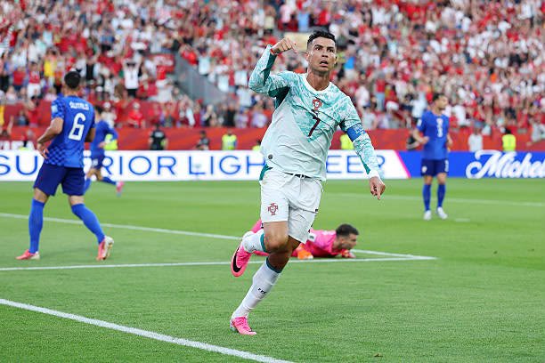 1SMi_'s tweet photo. الاسطورة كريستيانو رونالدو اكبر لاعب سجل في اقصائيات كاس العالم في التاريخ!😳🌎♥️ https://t.co/iVTNNrnPsZ