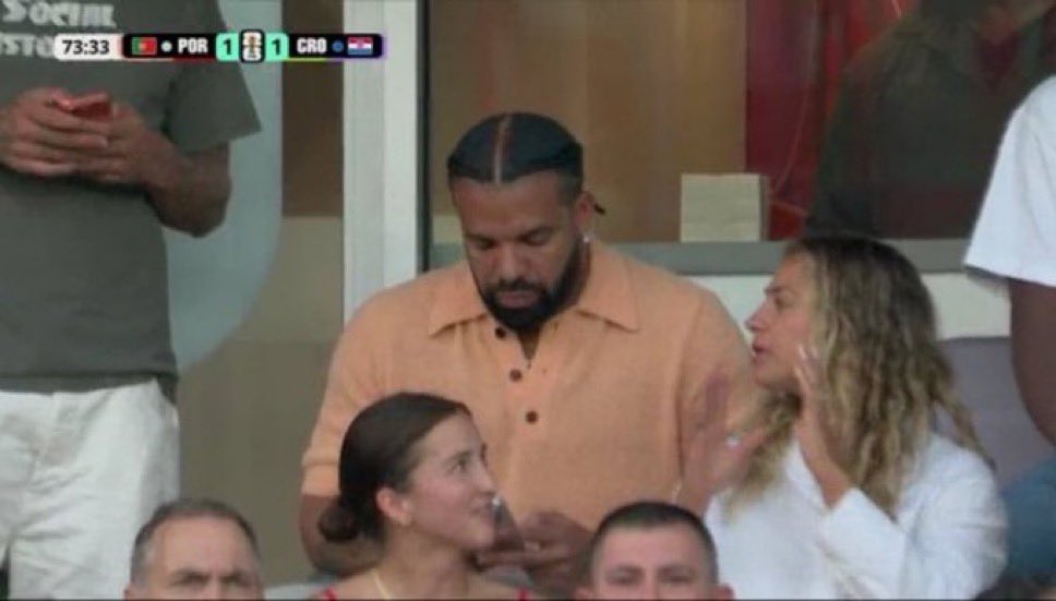 FrenchRapUS's tweet photo. 🚨 ALERTE ! 

LE RAPPEUR DRAKE EST PRÉSENT AU MATCH PORTUGAL - CROATIE POUR VOIR LE GOAT CRISTIANO RONALDO 🐐

SAUF QU’IL EST SUR SON TÉLÉPHONE 😭 https://t.co/ZBZvuQqniq
