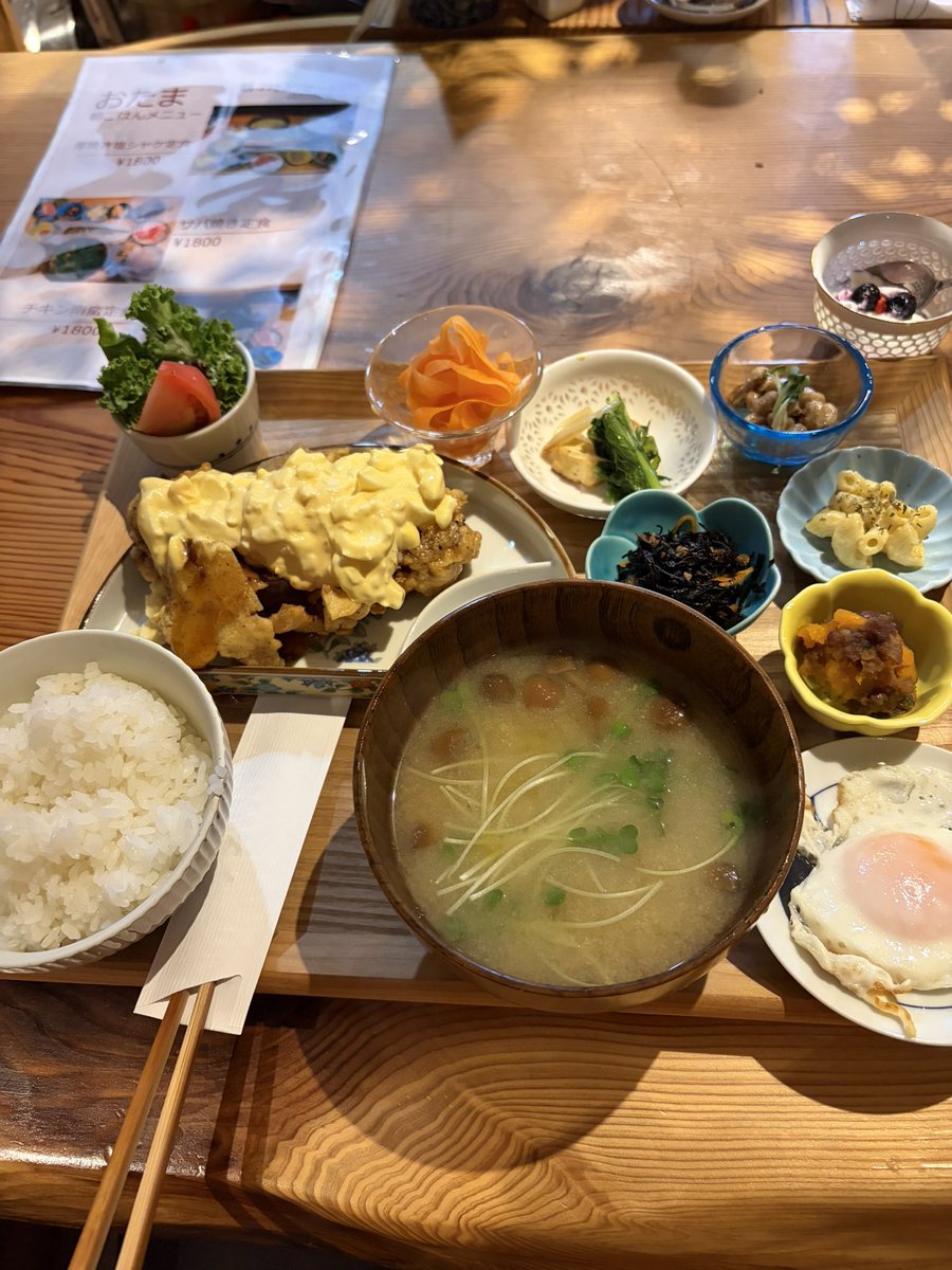 canbasu2255's tweet photo. この間行った時に行けなかったので今日再チャレンジという事でお母さんとモーニング食べに行きました🍚
沖縄市にある「おたま」というご飯屋さんに行きました♪とても盛り付け彩りで味も優しくてとてもおいしかったです😋私は今日、「チキン南蛮定食」食べました。 https://t.co/m2JwrICsE6