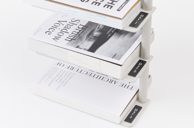 info_ValueBooks's tweet photo. 積読チャンネルでご紹介後、約880台以上売れた
「積読ホルダー」に新色のライトブルーが出ました👏✨

ポイント① キレイに積めて、取り出しやすい
(安心して積読できる☺️)

ポイント② 洗練された外観と省スペース設計
(インテリアに馴染む🪑)

ポイント③ 自分のペースで読み進められ��
(読書サポートの特���マグネットつき🎁)

ご購入の方には特典映像もつきますので、ぜひ商品をチェックしてみてくださいね😉

👇詳細・購入はこちら💁
https://t.co/tLFwW2jXHM
(ホワイト・ブラックもあります)
