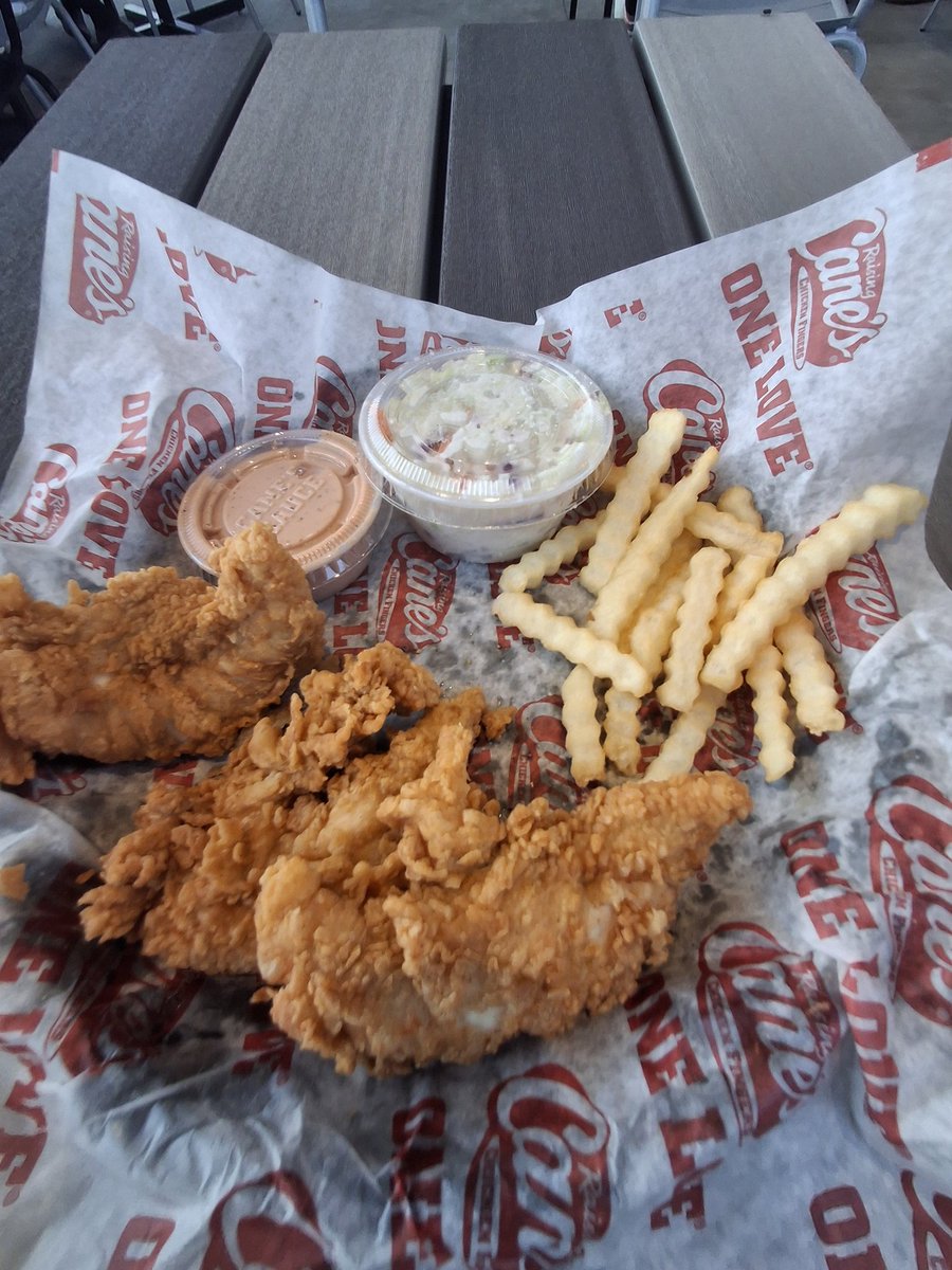Elmjack6's tweet photo. @ShikiMiyoshino I just got Cane's for the first time omg you were so right. Literally took one bite and it's my fave chicken joint now and it's not even close. https://t.co/ALLkaybN1I