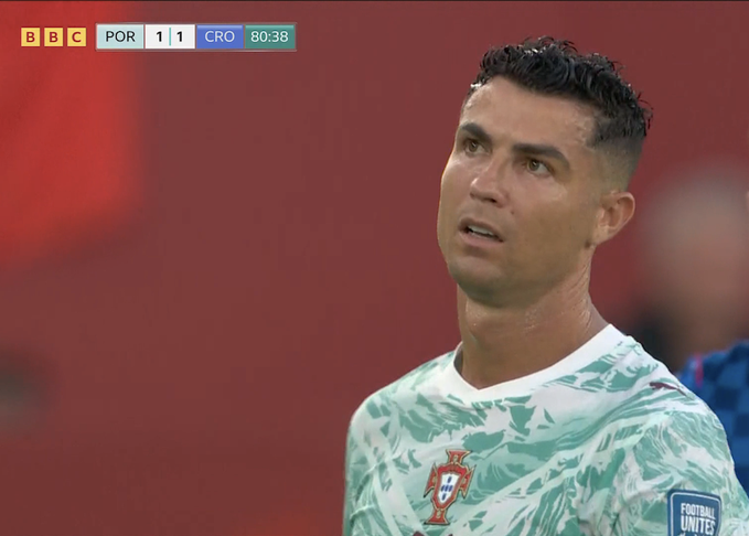 MadridSports_'s tweet photo. Roberto Martínez QUITA del terreno de juego a Cristiano Ronaldo con un 1-1 en un MUNDIAL.

Puede estar todo lo cansado que quieras, pero es CRISTIANO. Simplemente no puedes quitarlo. https://t.co/zD2dUq6LnB