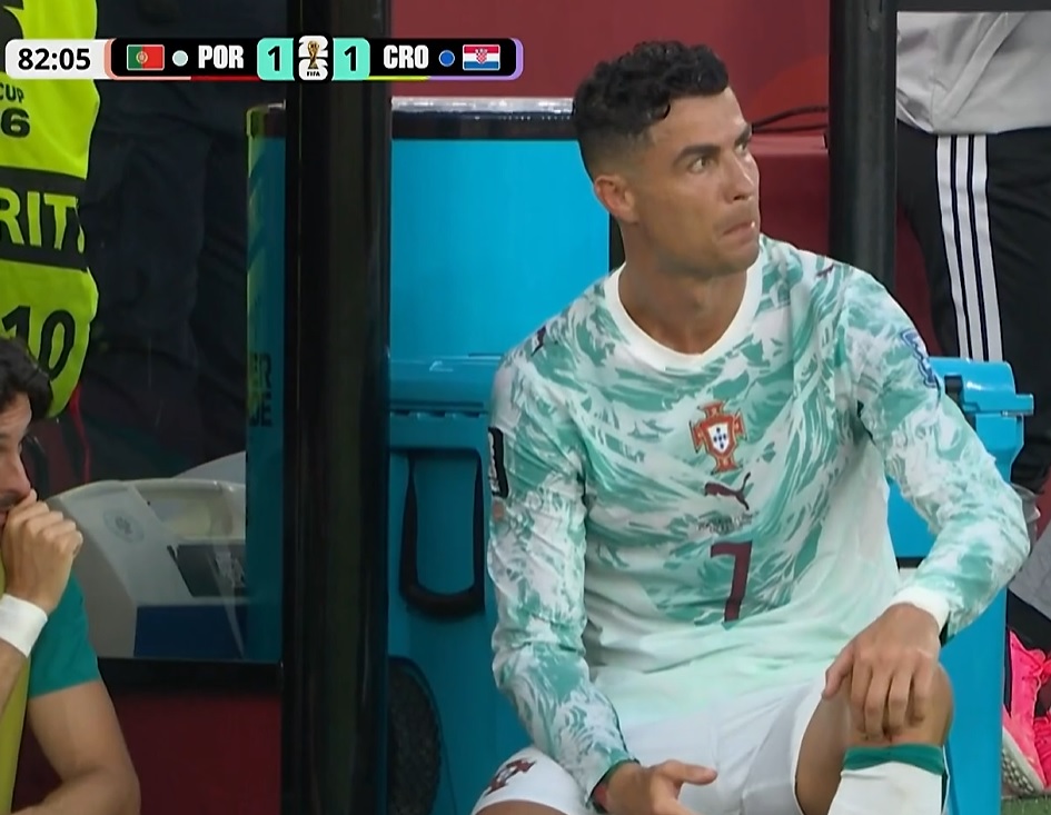futbolarena's tweet photo. Cristiano Ronaldo oyundan alındı. https://t.co/crVW4titzu