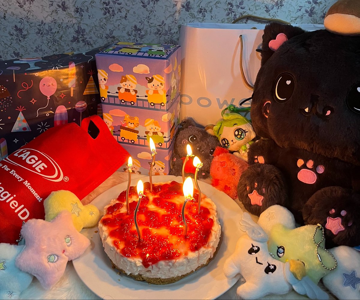 olaolauriore's tweet photo. umur 18 🥰 — makan enak apa ya hari iniiii https://t.co/PNnu9HlnZe