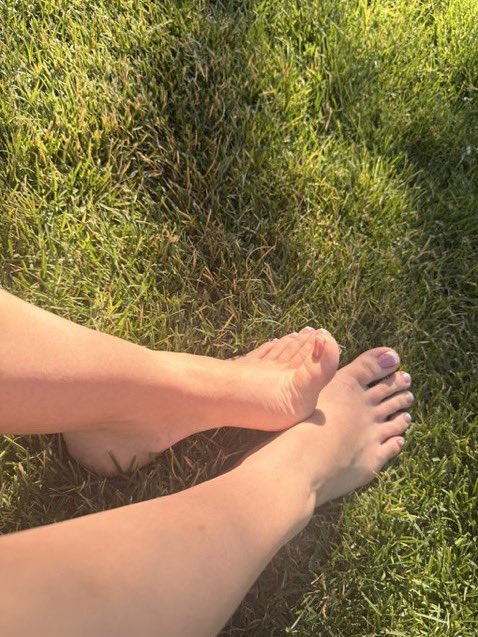 ashleyrayyyyy's tweet photo. Summer core https://t.co/vuInKcP9K4