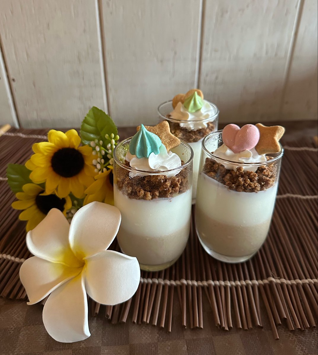 KansCafe's tweet photo. 夏の新作ケーキのお知らせ✨
その名も
「ビアネーチェ」　

黒糖ムースの上にミルクプリンを乗せ、
ザクザクのきなこのクランブルをかけて食感楽しく仕上げました🇮🇹
夏だけの限定ドルチェです😋

ぜひお試しください🌻⛱️ https://t.co/Gvr9QIrt4B