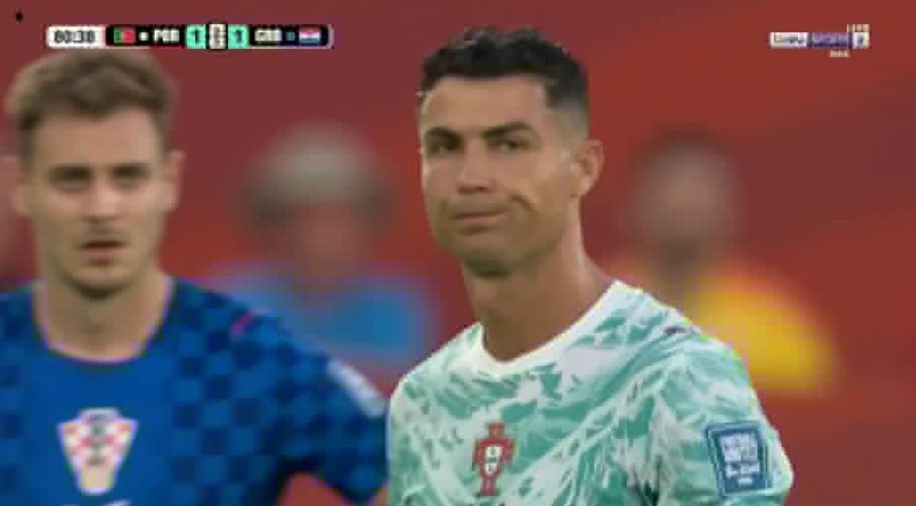 Celebs__Arabic's tweet photo. ردة فعل كريستيانو رونالدو بعد عودته للدكة في إقصائيات كأس العالم كما حدث في 2022 😞💔! https://t.co/XGaEPNBpy2