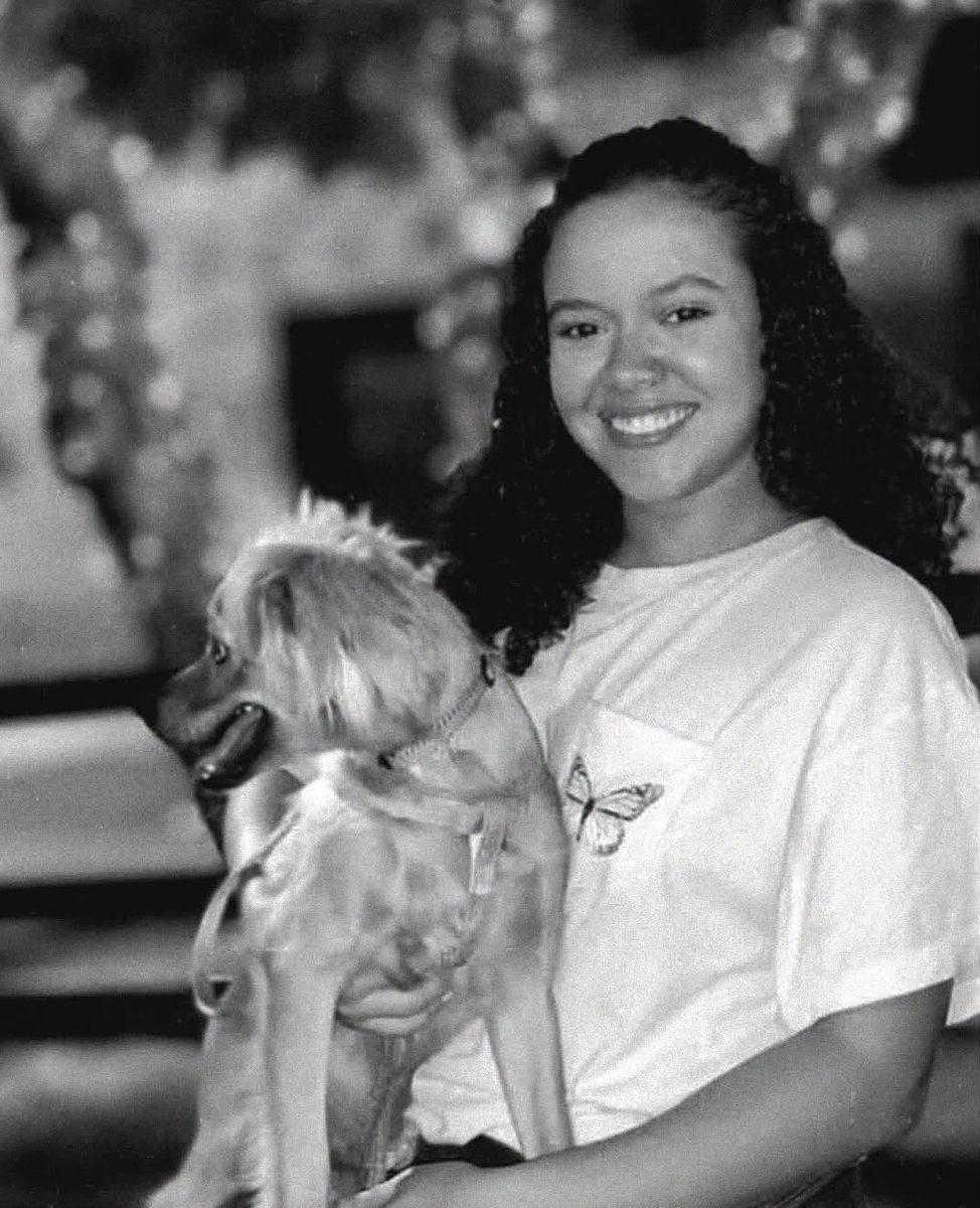 RobertLobo_'s tweet photo. Para quienes amamos a nuestras mascotas, esta es una historia muy triste. Oriana Ustariz (25) fue hallada sin vida, abrazada con su perrita entre los escombros en San Bernardino, estoy seguro q era lo q más amaba en su vida. Te honro, Oriana. Si existe otra vida, q te... https://t.co/qmkQlPnAbO
