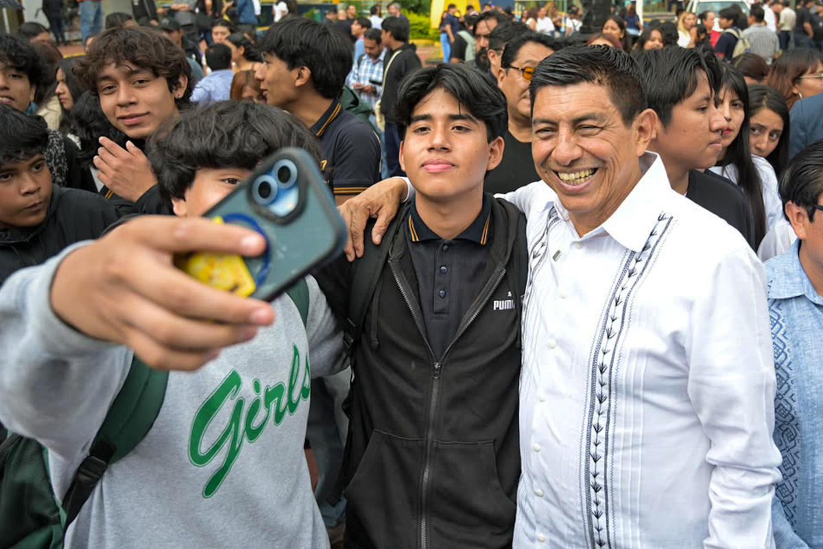 salomonj's tweet photo. Incremento histórico de 256 millones de pesos para la UABJO. 🎓

Desde la explanada de nuestra máxima casa de estudios compartimos una gran noticia con la comunidad universitaria y su rector @Farid_AcevedoL: una inversión superior a 440 millones de pesos para fortalecer a la Universidad Autónoma “Benito Juárez” de #Oaxaca.

Este respaldo se suma a los 185 millones ya destinados y permitirá seguir mejorando servicios, infraestructura y oportunidades para las y los estudiantes. 

Además, porque las juventudes cuentan con nuestro respaldo, se invertirán 65 millones de pesos más para la rehabilitación integral del Edificio Central y la construcción de un Centro Cultural Universitario.

También acompañamos la entrega de unidades móviles donadas por la empresa JAC, que serán de gran apoyo para la vida universitaria.
