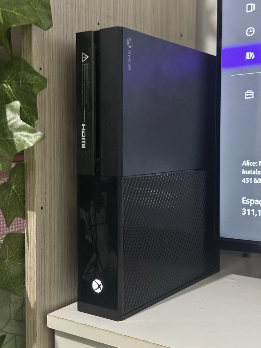 ab_dfx's tweet photo. estourei caralho (troquei um celular da Samsung da linha A por uma Xbox One Fat modelo NOVO) https://t.co/6heyeeB8EG
