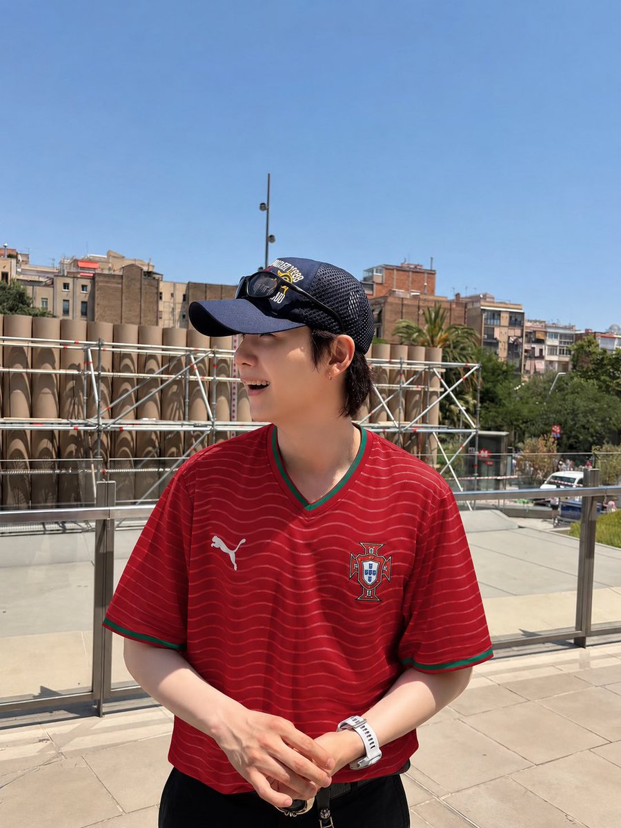 biasedbyguinho's tweet photo. o yoongi para o ano estará assim ☝🏻 https://t.co/ehXbXKFoe0