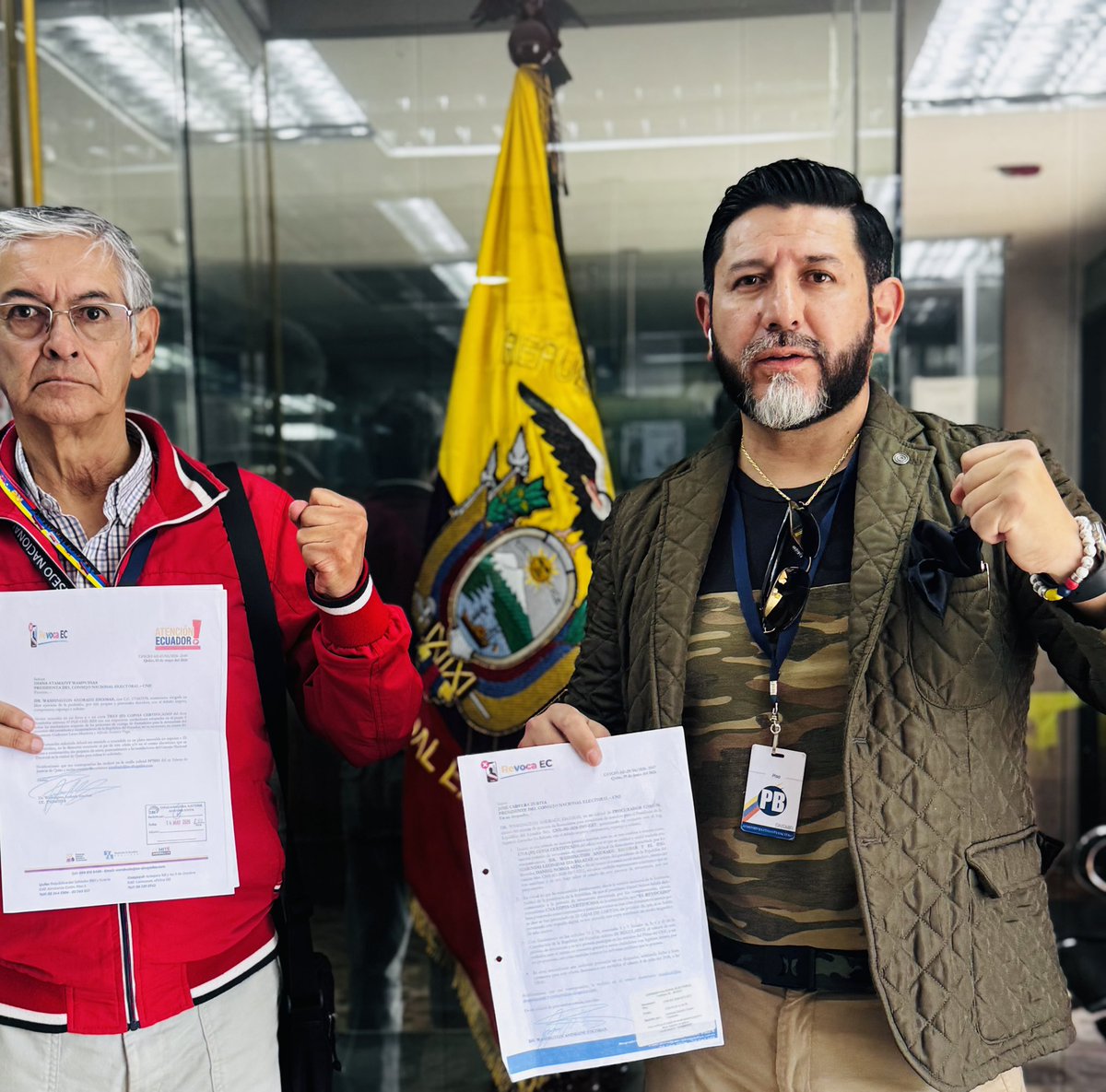 Drwandradee's tweet photo. 📦MAÑANA VIERNES 12:00 abriremos y verificaremos qué contienen las 22 CAJAS DE CARTÓN presentadas por Mr. Daniel Noboa en el CNE. 
✍️ Hoy luego de la rueda de prensa, concurrimos a insistir que atiendan nuestros pedidos de publicidad. 
CONVOCAMOS A LOS MEDIOS DE PRENSA para esta verificación. 

#LaRevocatoriaVaPorqueVa 
#RevocaEC🤳🇪🇨
#RevocatoriaNOboaPinto
#LaUnidadHaceLaFuerza 
#CNE #4DeJulio