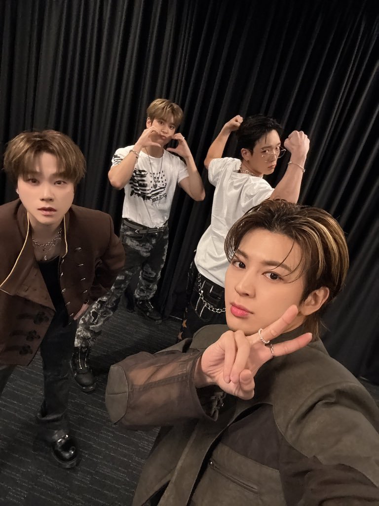 hiddensongtrack's tweet photo. D-2 before ikon in manila❤  let's give our boys an unforgettable night by partying with them!! 

tickets are still available here: https://t.co/1D20bHAxV3 https://t.co/7xO2Ladn4L