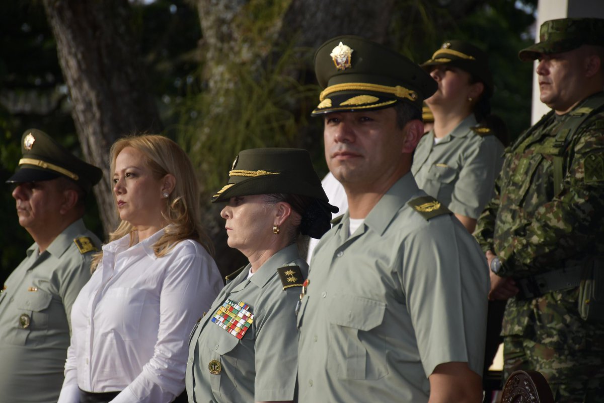 DevalPolicia's tweet photo. Acompañamos la ceremonia de ascenso de 14 oficiales de la Policía Nacional en la Escuela de Policía Simón Bolívar. Ascendieron 4 tenientes coroneles, 9 mayores y 1 teniente, quienes asumen este nuevo reto con compromiso y vocación de servicio. ¡Felicitaciones! 🇨🇴 #DiosYPatria https://t.co/e6lqYmGcPK