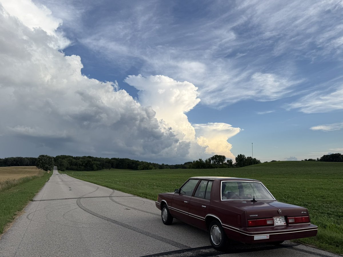 Brouxir's tweet photo. Went out to see the storms all around me. https://t.co/nUX9CmlHkF