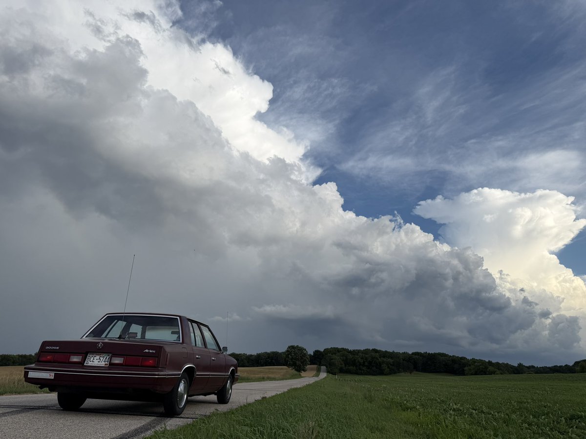 Brouxir's tweet photo. Went out to see the storms all around me. https://t.co/nUX9CmlHkF