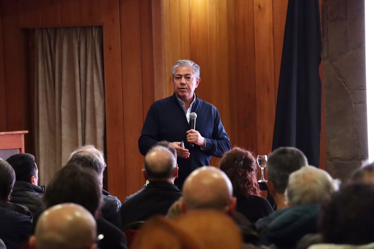 Rolo_Figueroa's tweet photo. LA TRANSPARENCIA TAMBIÉN SE CONSTRUYE RINDIENDO CUENTAS

En San Martín de los Andes llevamos adelante un nuevo informe de gestión, en este caso para la #RegiónDeLosLagosDelSur 
Revisamos lo realizado, analizamos los desafíos y conversamos sobre los próximos pasos para seguir impulsando el desarrollo de cada localidad.
Con planificación, trabajo en equipo y objetivos claros, seguimos construyendo una provincia con más oportunidades para todos los neuquinos.