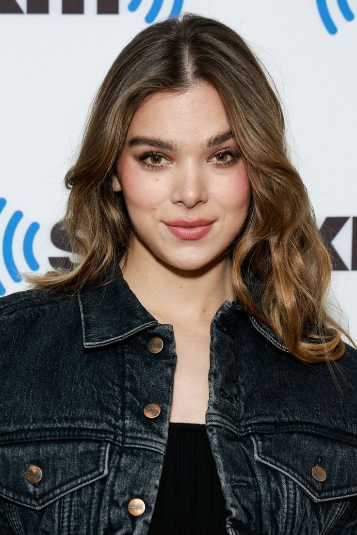 MrkItsme94772's tweet photo. One of Hollywood's most talented actresses and singers, admired for her versatility, powerful vocals, and outstanding performances in film and television.

• 👤 Real Name – Hailee Steinfeld
• 🎂 Date of Birth – December 11, 1996
• 🔷 Age – 30 years (as of 2026)
• 📍 Birthplace – Tarzana, Los Angeles, California, USA
• 🌎 Nationality – American 🇺🇸
• 💼 Profession – Actress, Singer, Songwriter
• ❤️ Relationship Status – Married

Physical Appearance:

• 📏 Height – 5'8" (173 cm)
• ⚖️ Weight – Approximately 58–60 kg
• 👁️ Eye Color – Hazel
• 💇 Hair Color – Dark Brown
• ✨ Distinctive Features – Expressive hazel eyes, radiant smile, elegant style, and charismatic screen presence.

Career & Highlights:

• 🎬 Breakthrough Role – Earned an Academy Award nomination for portraying Mattie Ross in True Grit.

• 🌟 Popular Projects – Pitch Perfect 2, Pitch Perfect 3, Bumblebee, Hawkeye, and Spider-Man: Across the Spider-Verse (voice of Gwen Stacy).

• 🏆 Awards & Recognition – Academy Award nominee, Golden Globe nominee, Critics' Choice Award winner, and widely recognized for both acting and music.

• 🎤 Music Career – Released successful hits including Love Myself, Starving, and Most Girls.

Net Worth:

• 💸 Estimated Net Worth – $18 Million – $25 Million (approx.)

Income Sources:

• 🎬 Film & Television Acting
• 🎤 Music Career & Live Performances
• 📺 Streaming Projects
• 📸 Brand Endorsements & Fashion Collaborations

Social Media Presence:

• 📸 Instagram – Active (@haileesteinfeld)

Relationship:

• ❤️ Married to Josh Allen (since 2025).