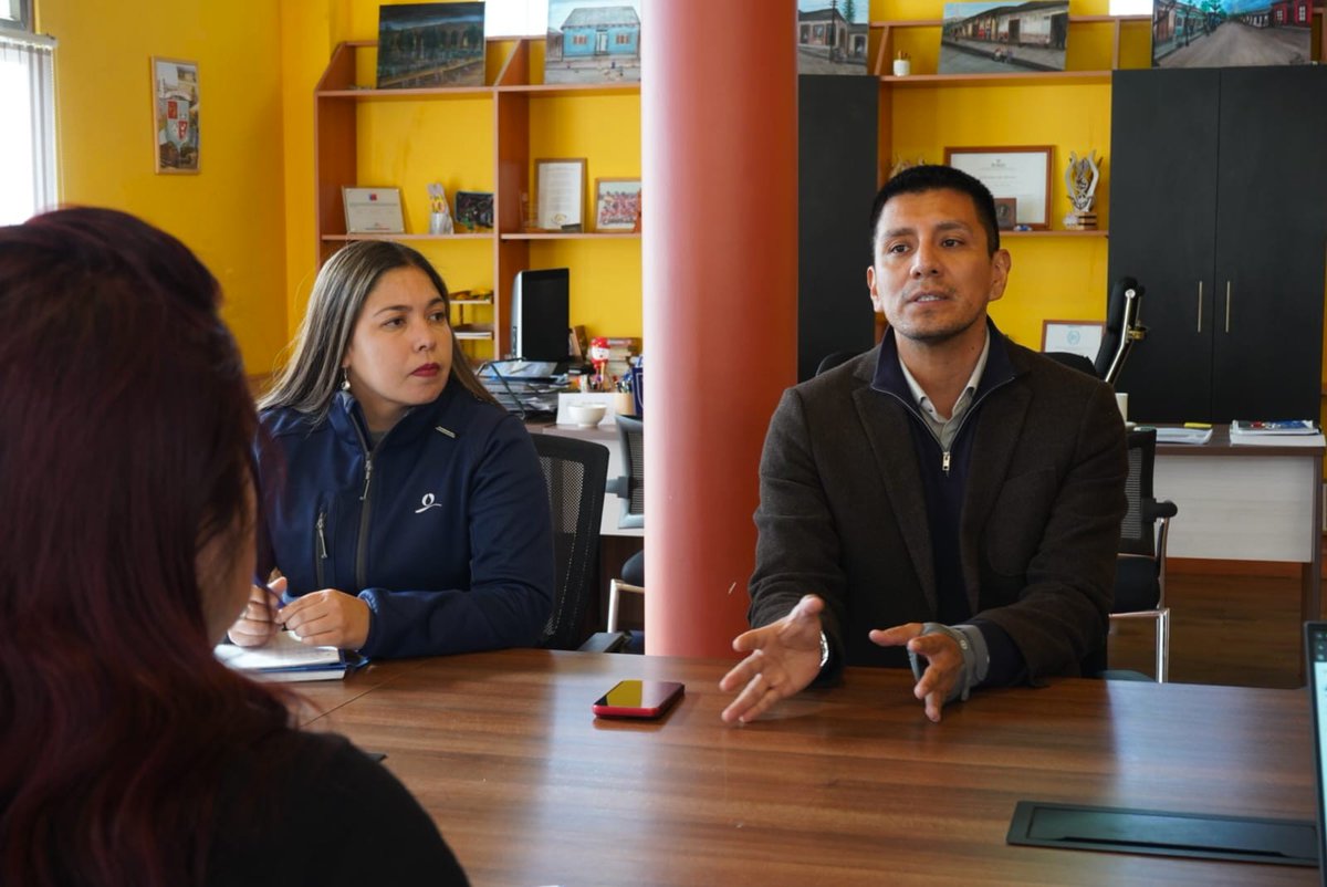 nuevaatacama's tweet photo. ♻️🤝 Tuvimos una productiva reunión con la Municipalidad de Freirina para avanzar en la instalación de un punto de reciclaje de aceite y fortalecer el trabajo conjunto en materia ambiental. 🌎💚
¡Seguimos construyendo un #Freirina más sustentable! 🌱✨ https://t.co/OeZYipVx9w
