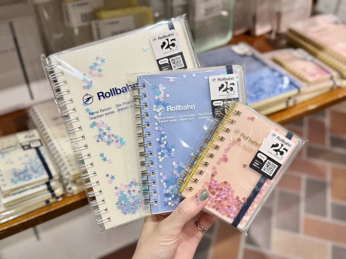 smith_kwsk's tweet photo. 人気のロルバーン「グリッター」が新たなカラー・サイズ展開で登場。
今回はハートのスパンコールも仲間入りしてより乙女心をくすぐるラインナップに！角度を変えるとキラキラと表情を変えるこの表紙はお手に取ってご覧ください◎
#rollbahn #ロルバーン https://t.co/K9UWtIioLh