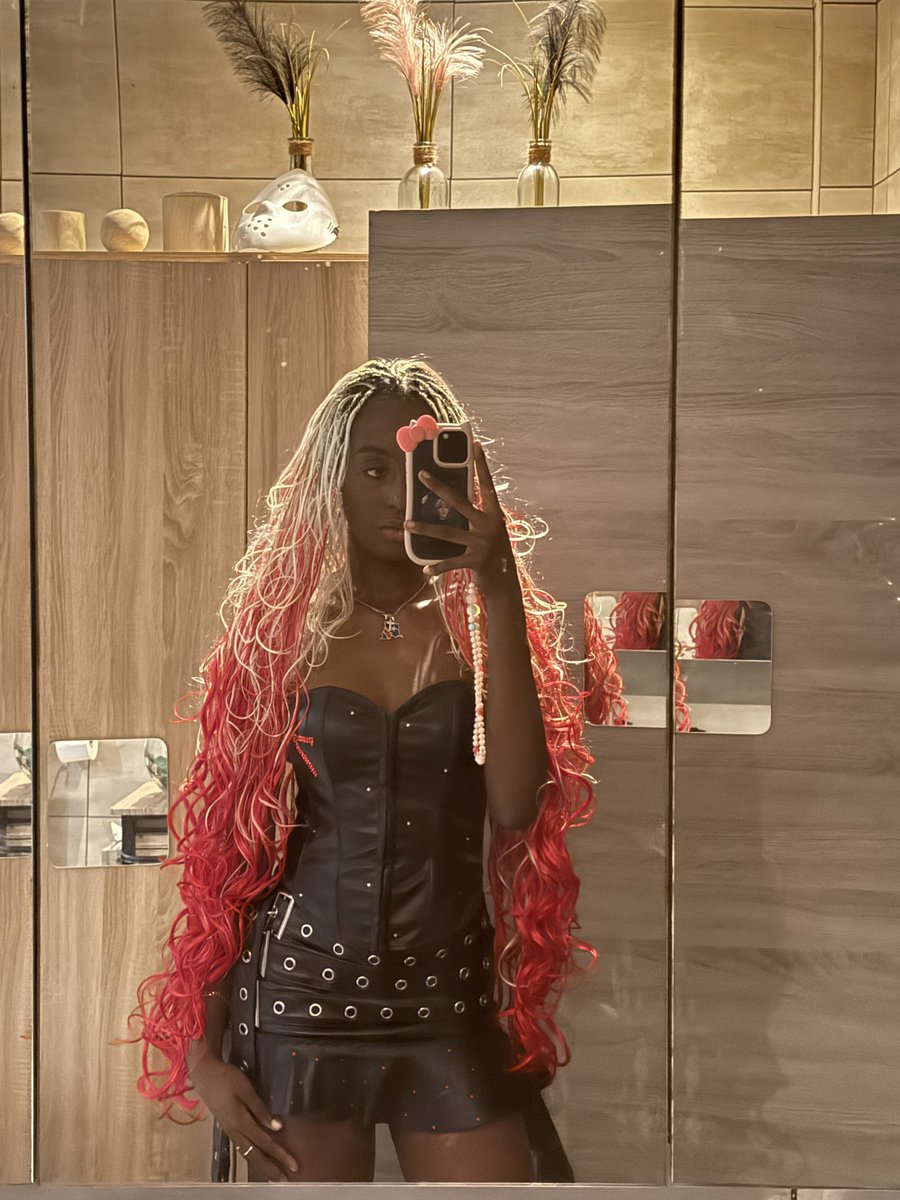 yoons_tangarine's tweet photo. Everyone was complimenting my hair so here are some pics #braidsbyme https://t.co/QDEUlVSOwI