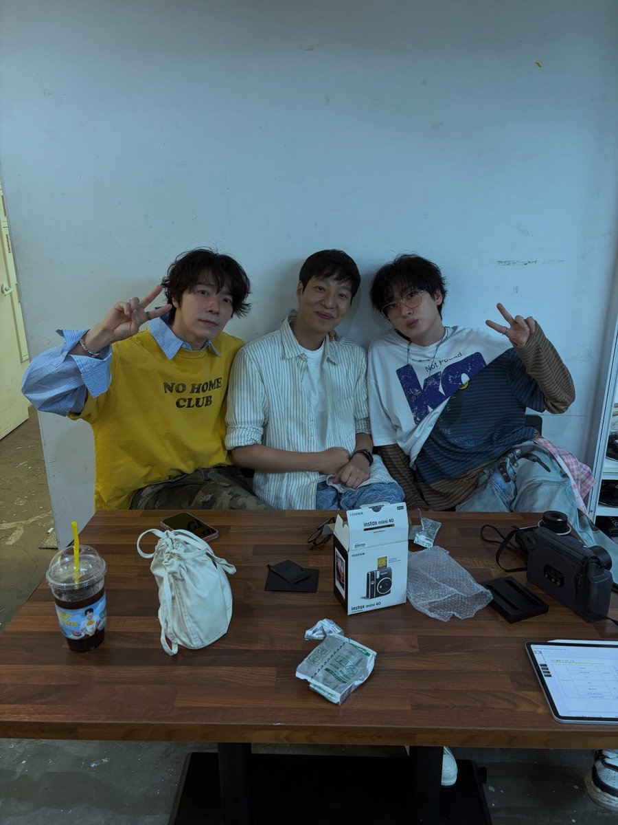 TheLees_HyukHae's tweet photo. 260703 

bgbg_1000bg IG update with
#EUNHYUK #DONGHAE #EUNHAE
#은혁 #동해 #은해 

THE CUTEST EUNHAE 😍😍😍😍😍
Poster photoshoot for the ArcaDE Japan Fan Party

#superjuniordne https://t.co/lvmeq6I4YE