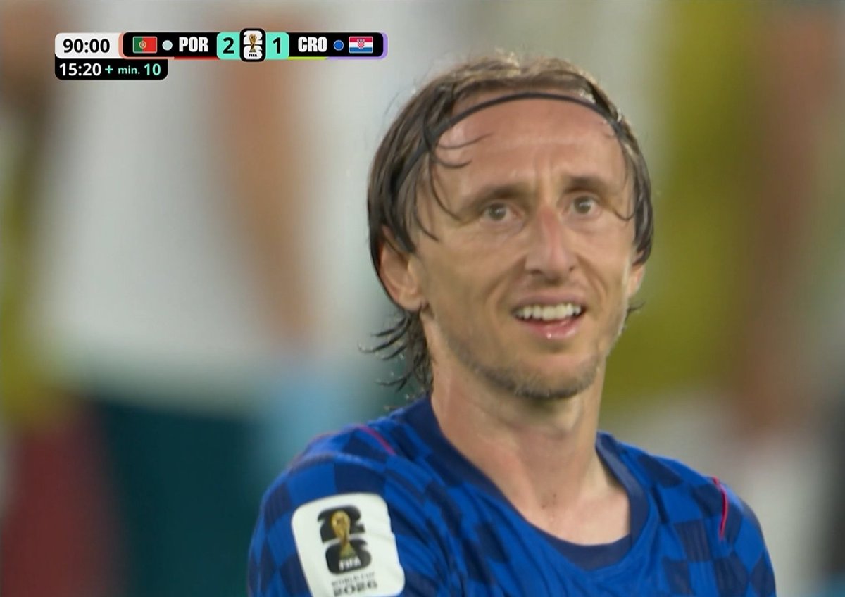 reios20's tweet photo. Modric'in her şeyin fifa tarafından düzenlendiğini  fark etdiyi an... https://t.co/8TpMfLnCaP