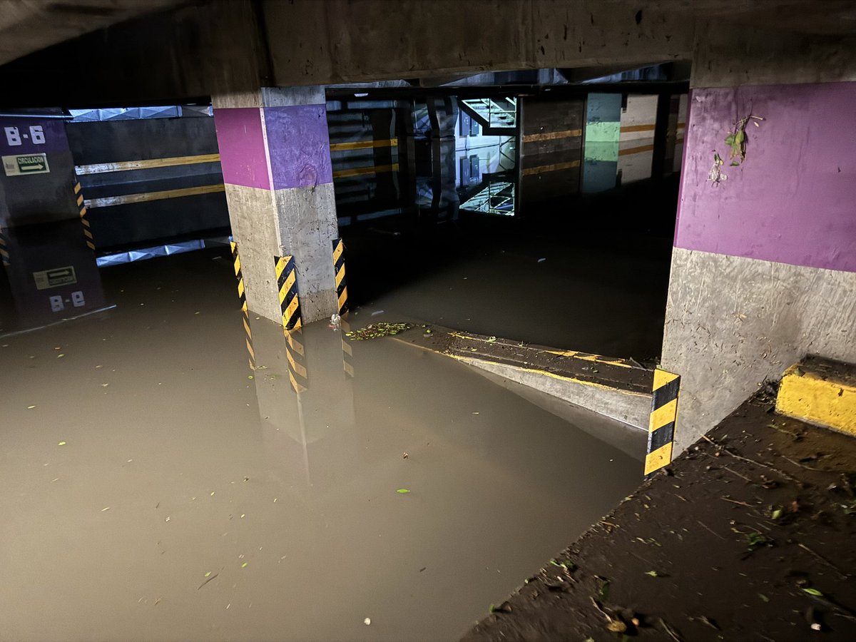 PacoCoca's tweet photo. Tres días después de la tormenta, un parte del centro de Puebla sigue bajo el agua. https://t.co/QQ1stmsSUz