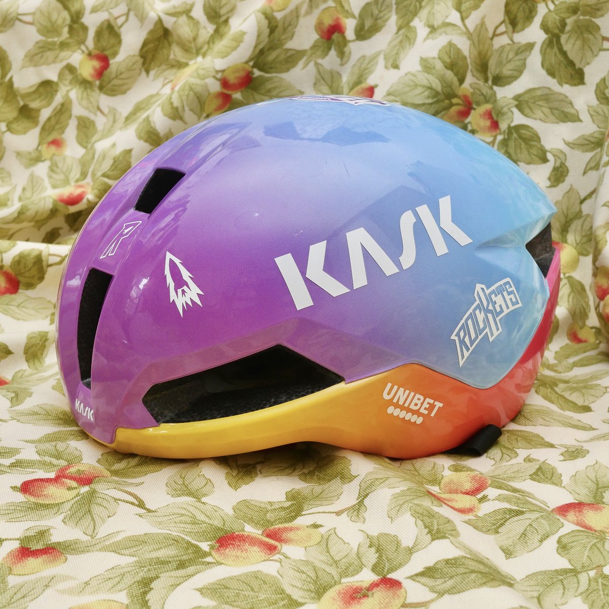 Cyclisme11's tweet photo. プロチーム支給品販売

ユニベットティテマロケッツ
非売品チームカスタムヘルメット
ニルヴァーナ WG11
KASK製 美品 サイズM 52-58cm
TwitterDM価格 38,000円

メルカリ・ヤフオクにも出品致しました
メルカリ出品リスト
https://t.co/MJkFZoqDvV

#ロードバイク物販 #jspocycle #ツールドフランス #選手支給品 #シクロクロス #マチュー #ワウト #ポガチャル #ヴィンゲゴー #レムコ