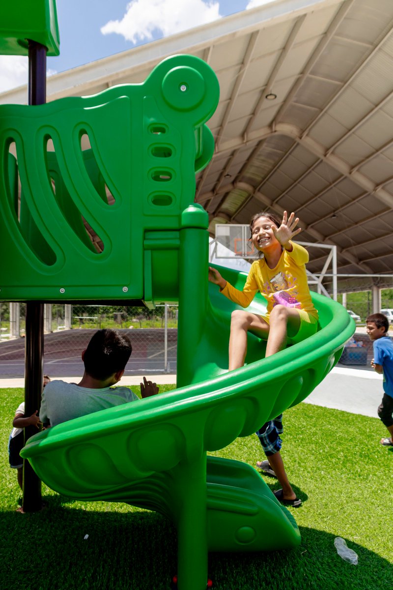 LaydaSansores's tweet photo. En la comunidad de San Miguel de Allende inauguramos el nuevo parque principal, un espacio pensado para la convivencia y el bienestar de las familias, con una inversión de 3.3 millones de pesos.

La obra incluye gimnasio al aire libre, áreas verdes, juegos infantiles, sistema de drenaje e iluminación, para brindar un entorno más seguro, funcional y digno para todas y todos.