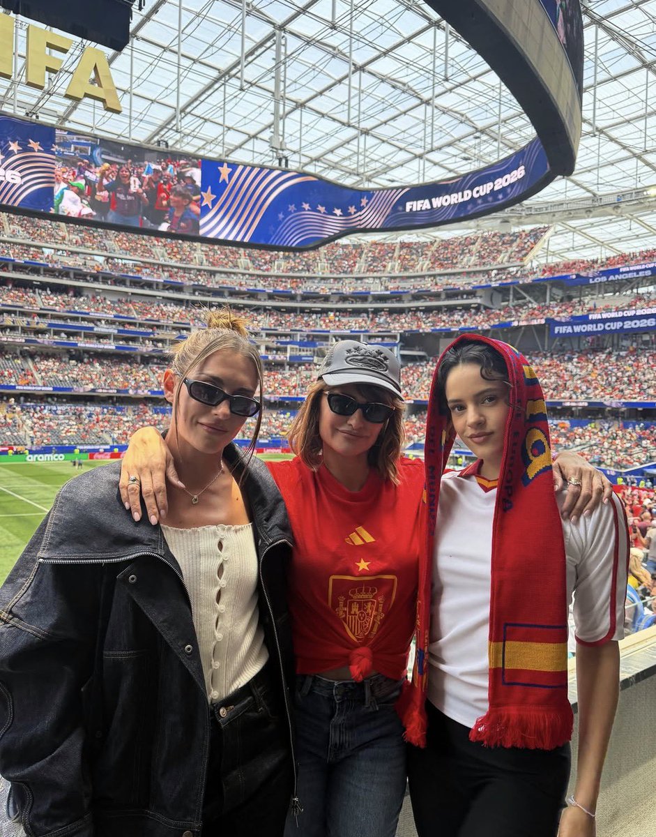 anaislopez23's tweet photo. Alexia Putellas, Penélope Cruz y Rosalía juntas apoyando a España en el Mundial

No te pido que me lo superes…
Tan solo iguálamelo. https://t.co/XKEJi4ZPn6