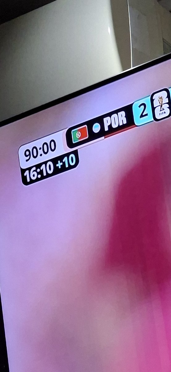 Boi_182's tweet photo. No entiendo, están jugando Portugal y Croacia, o Barcelona y Liga en Casa Blanca? https://t.co/3T0YPaKddM