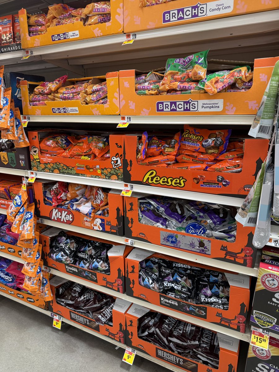 PenguinSix's tweet photo. As the nation prepares for the 250th Birthday, grocery stores in DC are already setting up for Halloween. https://t.co/MXyAvnnI9U