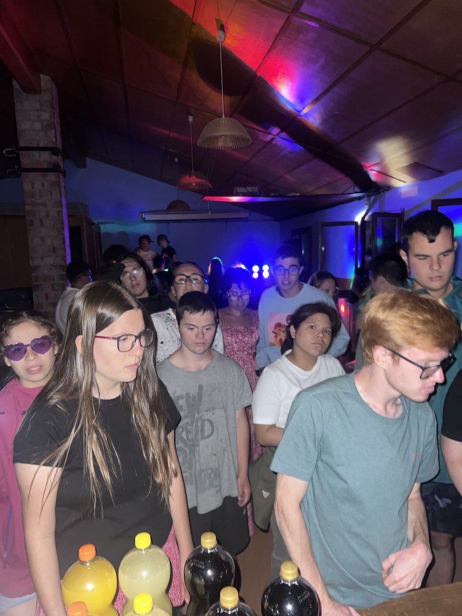 ActivitatsacidH's tweet photo. 1r dia de les colònies a Castellar de n’Hug: instal.lació, piscina, esports i discoteca. Un dia rodó!.

@acidH_IL #FIL #DIL 
 #somacidH #acidh  #diversitatintelectual @activitatsacidh 
@GMultiesports @bcn_gracia @independent_gracia https://t.co/Vtfmtl38yT