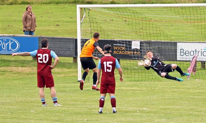 PentlandUnited's tweet photo. Happy 50th birthday to Stabbs Legendary goalkeeper and co manager Michael Gray. Have a brilliant evening #PUFC #stabbs #Legend https://t.co/4dgdLVDPPa