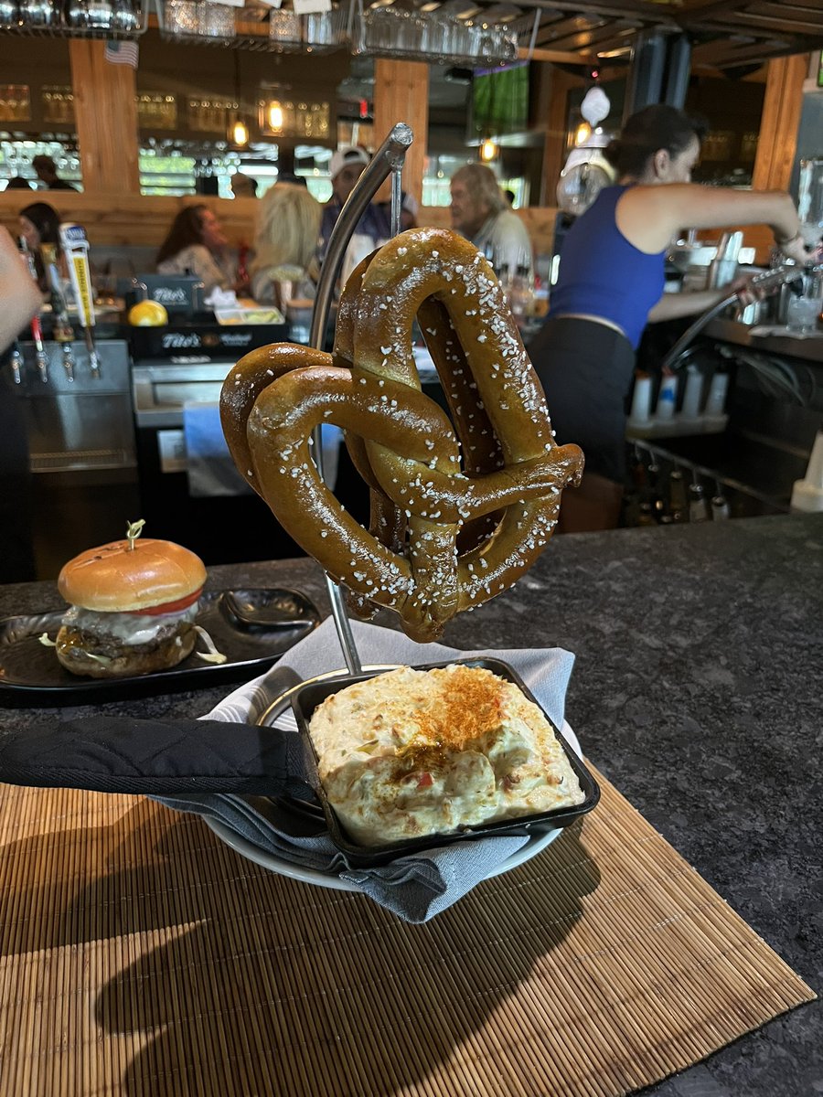 sushicrocs's tweet photo. the shit i order when i’m tryna be nonchalant why are the pretzels on DISPLAY https://t.co/ekrjuNpG0V