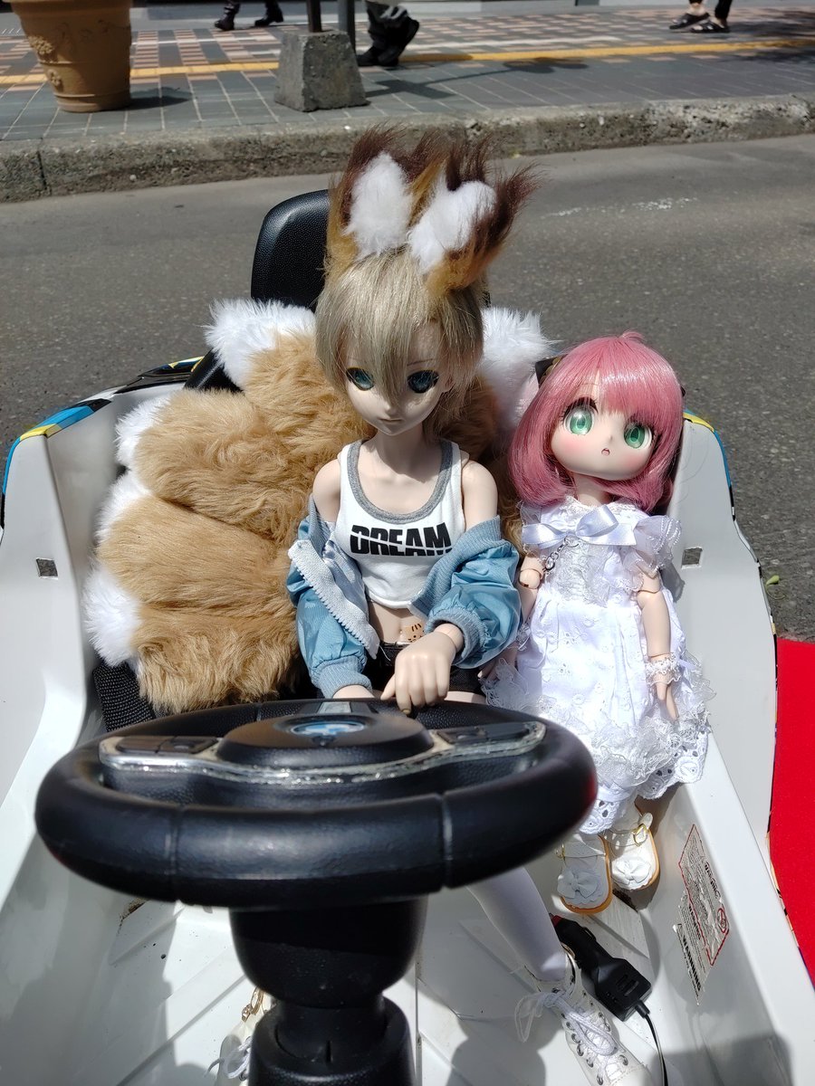 hakugin12's tweet photo. サッコスでマイさんの子と記念撮影するアーニャちゃん🎶 https://t.co/0yUZB4xbmq