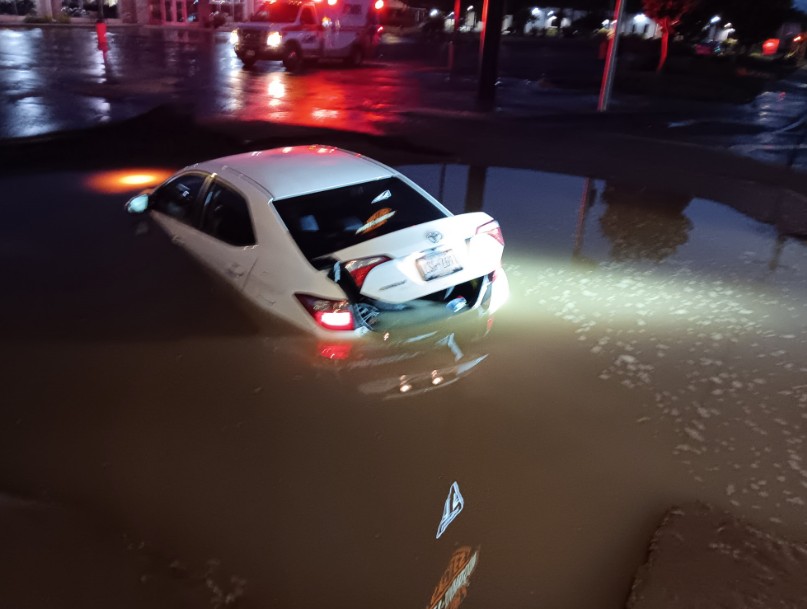 CNYCentral's tweet photo. A car was swallowed by a sinkhole on Geddes Street off I-690 Thursday morning after a water main break caused the road to collapse. The driver climbed onto the roof of his car, where Syracuse firefighters helped him to safety. 

The car has since been removed and officials said no one was hurt.

FULL STORY: https://t.co/aLF0ugCNKf