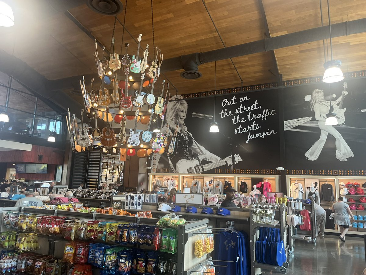 vincentcanada's tweet photo. @GeorgesLangRTL Fans de country, fans de Dolly Parton ,,, TN,Hwy 65 exit 22 , l’ancien truck stop avait brûlé en 2021,, rebâti aujourd’hui,,, merci Dolly https://t.co/ZV4rbgy3sm