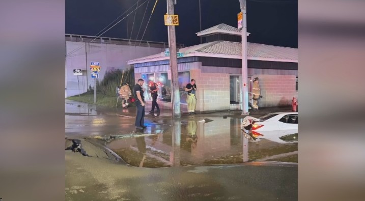 CNYCentral's tweet photo. A car was swallowed by a sinkhole on Geddes Street off I-690 Thursday morning after a water main break caused the road to collapse. The driver climbed onto the roof of his car, where Syracuse firefighters helped him to safety. 

The car has since been removed and officials said no one was hurt.

FULL STORY: https://t.co/aLF0ugCNKf