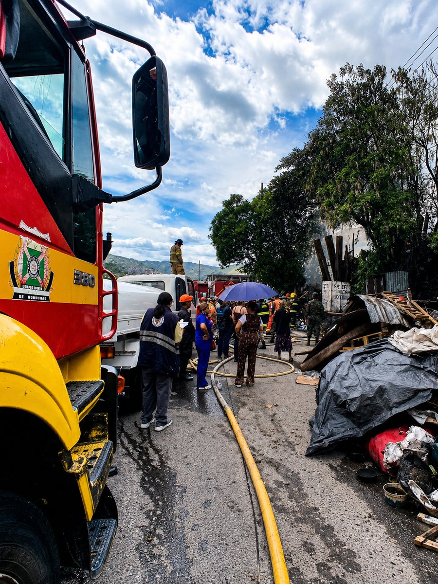 amdc_previene's tweet photo. Se atiende un incendio estructural registrado en la colonia Israel Norte, donde equipos de SIMGER-CODEM, el Benemérito Cuerpo de Bomberos, BHR y COPECO trabajan de manera coordinada en las labores de control de la emergencia. https://t.co/rNBEWcAXJL
