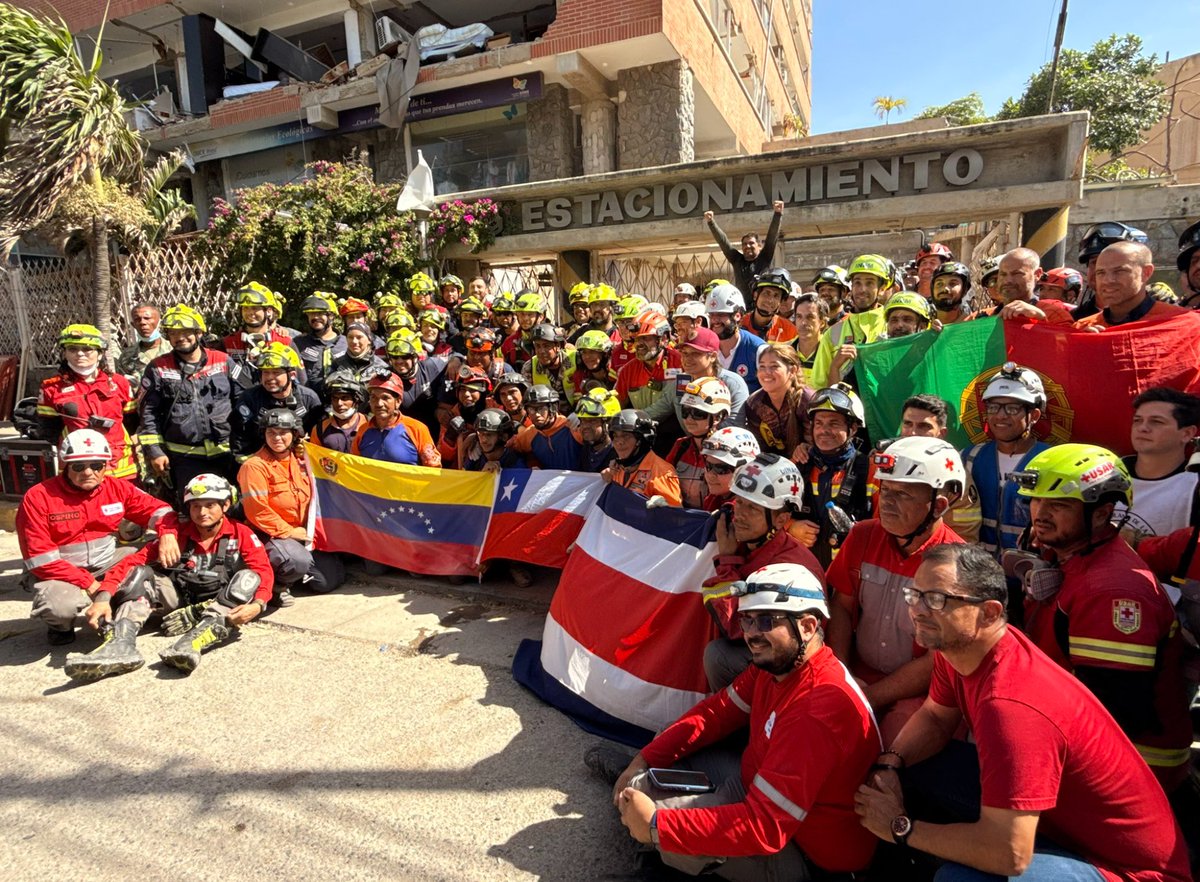comunicaliamx's tweet photo. ¡MILAGRO EN VENEZUELA! 🇻🇪🙌🏻🚨
Un hombre fue rescatado tras pasar más de 120 horas bajo los escombros luego del doble terremoto en #Venezuela. En el operativo participaron más de 100 rescatistas provenientes de cinco países. https://t.co/rGAIeF6pTR