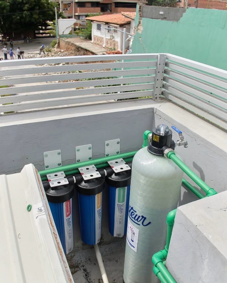 MariRiquelme's tweet photo. La empresa Pasteur de Venezuela logró poner dos puntos de agua purificada en La Guaira.

Uno en el Farmatodo de Playa Grande y el otro en La Armada de Catia La Mar.

El agua es gratuita, sólo debes llevar tu envase. https://t.co/a0qM3Vkvu2