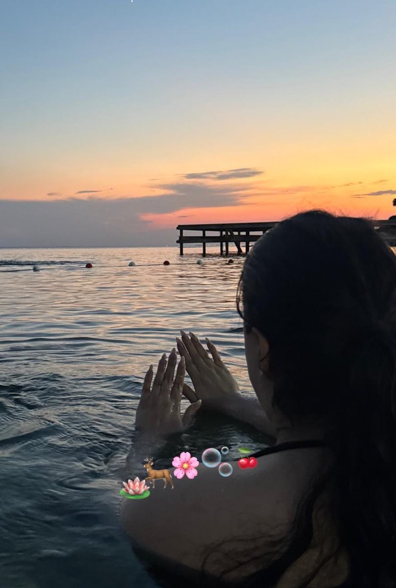 rojsdd's tweet photo. yirmi ikinin ruhunu  mavinin derinliklerine akıttım. güzelin,gelenin,turnaların, yaşayan her canlının sevincini gözümün bebeğine yerleştiren..ruhumu en çok anladığım yaşıma bin teşekkür. şimdi, inandığım her yerden şifayla gel yirmi üç. 🫧🪷🦌 https://t.co/93jsbaIkPY