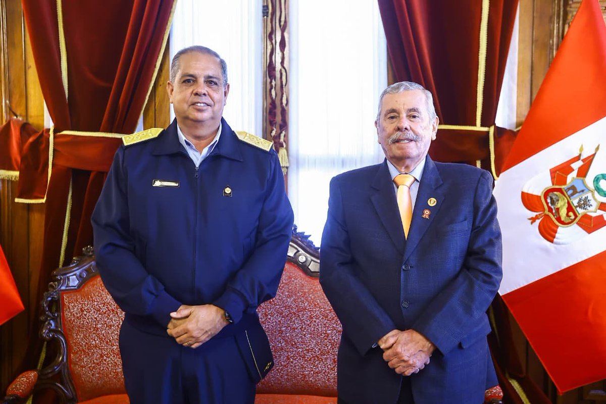 congresoperu's tweet photo. #CongresoInforma | El presidente (e) del Congreso, Fernando Rospigliosi, recibió la visita protocolar del comandante general de la Fuerza Aérea del Perú, GDA Mario Raúl Contreras León Carty, acompañado por miembros de la institución, con el propósito de fortalecer las relaciones entre el Congreso de la República y la Fuerza Aérea del Perú. 🇵🇪✈️
